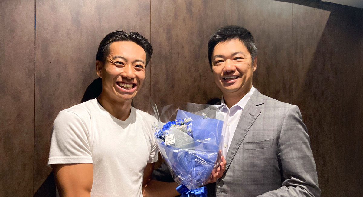代表取締役 岩上 直也と青 大祐選手